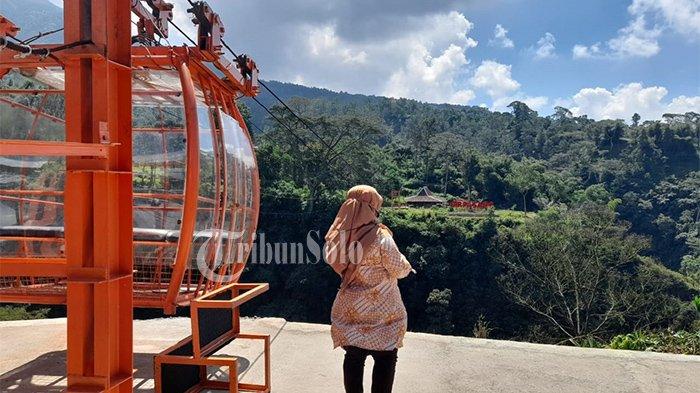 Wisatawan berada di dekat gondola di Dukuh Girpasang, Desa Tegalmulyo, Kecamatan Kemalang, Kabupaten Klaten pada Rabu (26/5/2021).