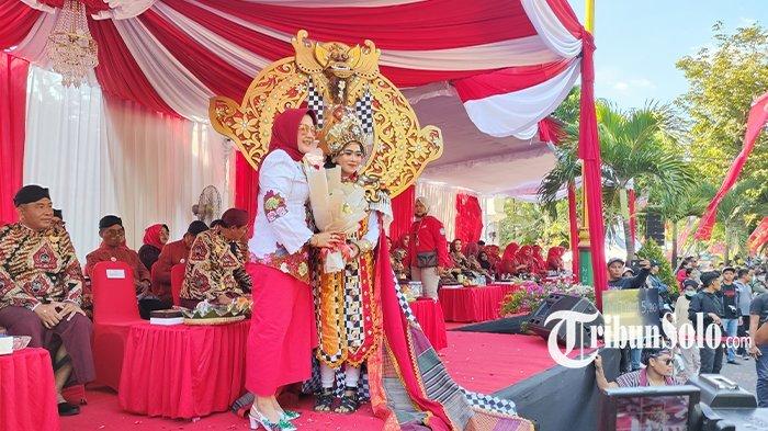 Bupati Klaten, Sri Mulyani berfoto bersama peserta Klaten Lurik Carnival.