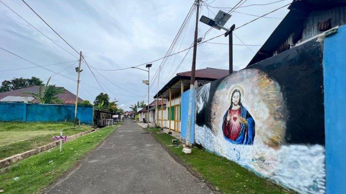 SUASANA NATAL- Poster bergambar Yesus memberkati di ruas Jl Macan Tutul, kelurahan Dum barat, Distrik Sorong Kepulauan, Kota Sorong, papua Barat Daya, Minggu (5/3/2023).