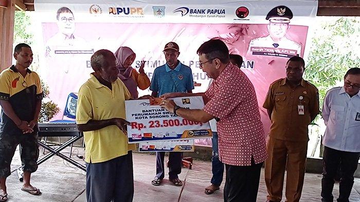 Anggota DPR RI Dapil Papua Barat Harvey Malaihollo menyerahkan Bantuan Stimulan Perumahan Swadaya (BSPS) 2023 secara simbolis di Kota Sorong, Papua Barat Daya, Senin (13/3/2023).