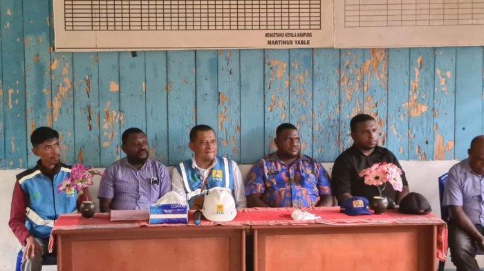 Seremoni penyalaan listrik oleh PLN di Distrik Klabot, Sorong Selatan.
