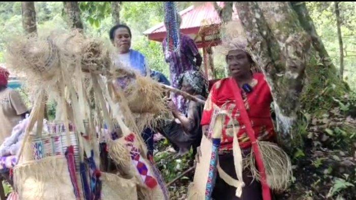 Kepala Kampung Swaisau tampilkan anyaman Noken dan Koba-Koba untuk peserta Trabas dan Tour City, sebagai salah satu langkah mempertahankan budaya lokal.