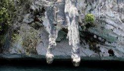 Spot destinasi Batu Kelamin di Distrik Lopintol Teluk Mayalibit Raja Ampat.