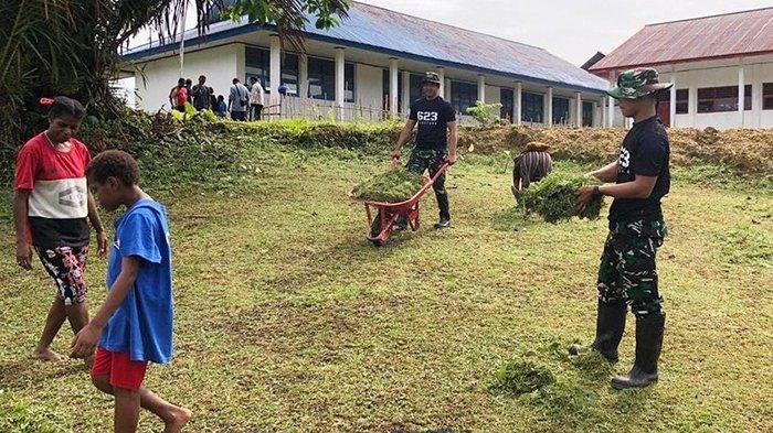 Anggota Satgas Pamtas Yonif 623/BWU di Pos Konja menggelar karya bakti di SD YPPK Santo Petru Yarat Konya, Kampung Konja, Distrik Aifat Utara, Maybrat, Papua Barat Daya.