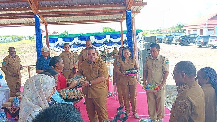 Pj Gubernur Muhammad Musaad melihat aktivitas jual beli di Pasar Mariat, Kabupaten Sorong, Papua Barat Daya, Selasa (27/6/2023).