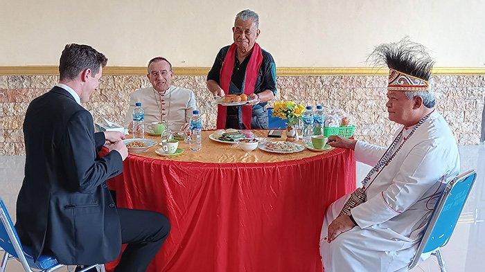 Duta Besar Vatikan untuk Indonesia Mgr Piero Pioppo sedang sarapan pagi bersama sejumlah Uskup.