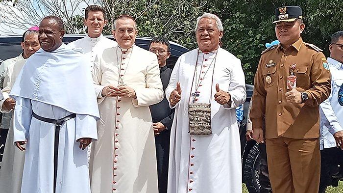 Duta besar Vatikan saat tiba di Ayawasi Maybrat.