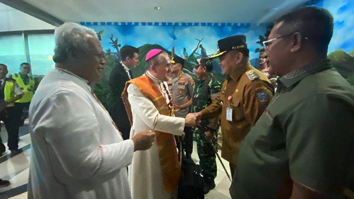 Pj Bupati Maybrat Bernhard E Rondonuwu menyalami Dubes Vatikan Mgr Piero Pioppo di Bandara DEO Sorong, Papua Barat Daya, Rabu (28/6/2023) pagi.
