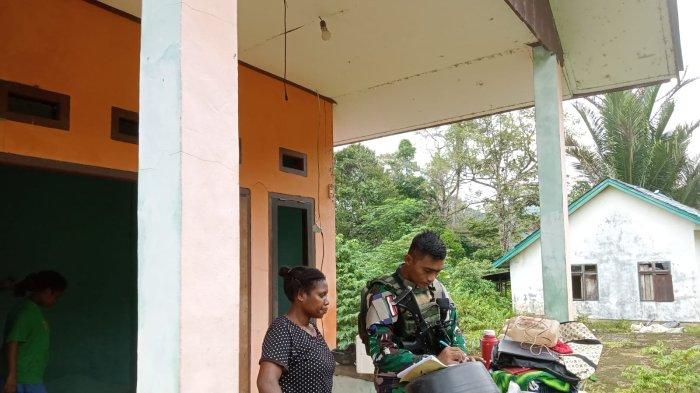 Satgas Yonif bersama warga membersihkan rumah warga.