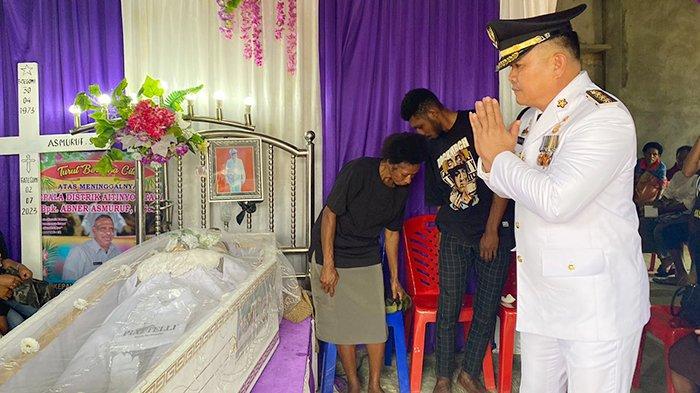 Pj Bupati Bernhard E Rondonuwu menghadiri prosesi pemakaman almarhum Abner Asmuruf, Selasa (4/7/2023).