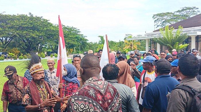Lembaga Swadaya Masyarakat (LSM) Aqne Lefo Minyak dan Gas Kabupaten Sorong bersama pemilik hak ulayat lokasi penghasil minyak bumi dan gas berkumpul di halaman Bupati Sorong, Kamis (6/7/2023).