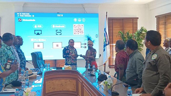 Audiensi LSM Aqne Lefo dan masyarakat pemilik hak ulayat minyak dan gas di ring 1 bersama Pj Bupati Sorong Yan Piet Mosso di Kediaman Bupati.