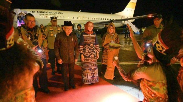 Tarian adat sambut kedatangan Wakil Presiden Ma'ruf Amin di Bandara DEO Sorong, Papua Barat Daya.