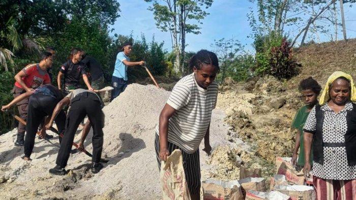 TNI bersama warga melakukan pengecoran jalan.