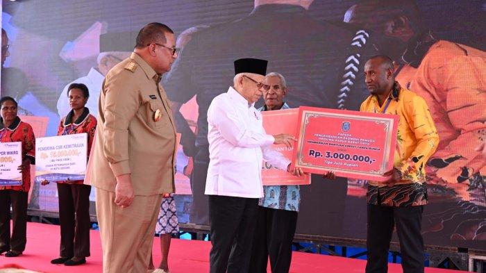 Wapres serahkan Bantuan Corporate Social Responsibility (CSR) Kemitraan dan Kredit Usaha Rakyat (KUR) Super Mikro oleh Kepala Cabang Sorong Bank Papua kepada perwakilan penerima.