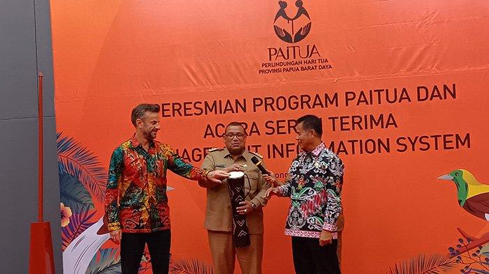 Penjabat Gubernur Muhammad Musaad (tengah) didampingi Plh. Gubernur Papua Muhammad Ridwan Rumasukun (kanan) dan Wakil Duta Besar Australia untuk Indonesia Stephen Scott (kiri) sedang memukul tifa sebagai tanda peluncuran program PAITUA.