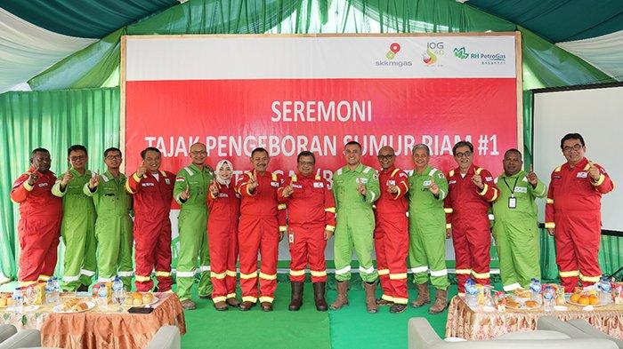 Foto bersama jajaran manajemen SKK Migas Pamalu bersama KKKS Petrogas (Basin) di lokasi Tajak Sumur Ekplorasi Riam-1, Walio Barat, Wilayah Kerja Kepala Burung Petrogas, Kabupaten Sorong, Papua Barat Daya, Sabtu (22/7/2023).