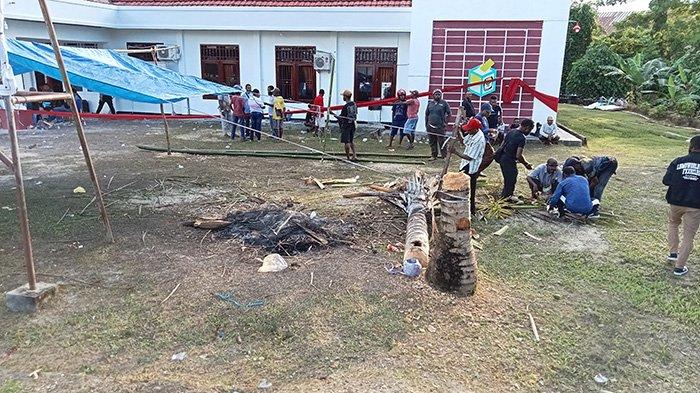 Tampak massa membangun tenda untuk nginap di halaman Kantor KPU Sorong Selatan.