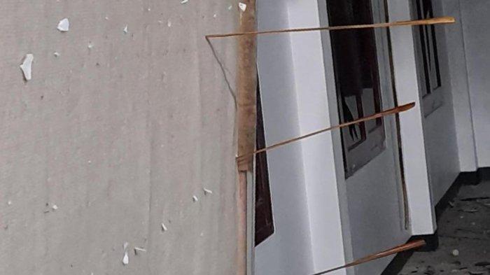 Panah tertancap di salah satu bangunan KPU Sorong Selatan.