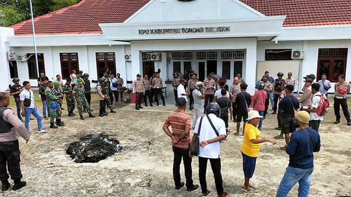 Warga Imekko kembali mendatangi kantor KPU Sorong Selatan, Rabu (26/7/2023) siang.