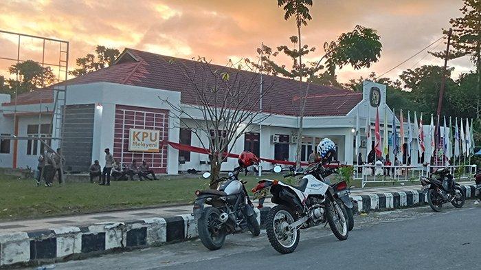 Aktivitas kantor KPU Sorong Selatan, Papua Barat Daya lumpuh imbas aksi unjuk rasa pada Selasa (25/7/2023) malam yang berlanjut pada Rabu (26/7/2023).