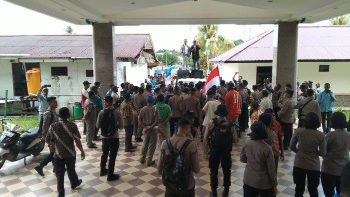 Demo di Kantor Wali kota Sorong.