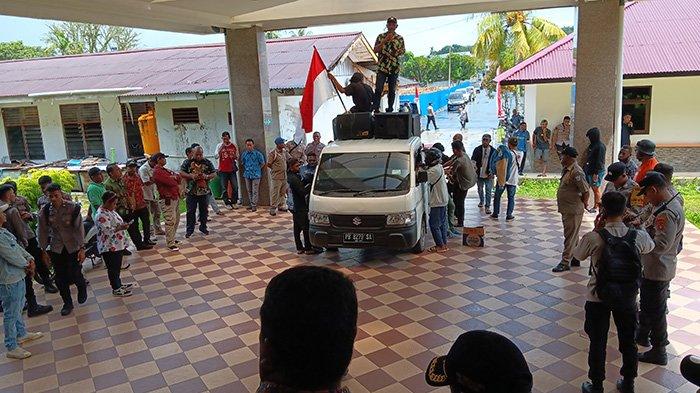 Forum Komunitas 28 (Forkot28) menggelar aksi demo damai kantor Wali Kota Sorong, Papua Barat Daya Kamis (3/8/2023).