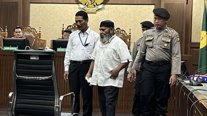 Gubernur nonaktif Papua, Lukas Enembe tiba di ruang sidang Prof M Hatta Ali, Pengadilan Tindak Pidana Korupsi (Tipikor) pada Pengadilan Negeri (PN) Jakarta Pusat, Senin (7/8/2023) pukul 10.46 WIB.