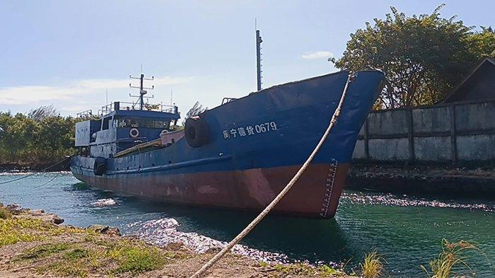 Kapal Min Ning De Huo 0679 asal Hongkong diamankan Subdit Gakkum, Ditpolairud Polda Papua Barat ditambatkan di perairan Tampa Garam, Kota Sorong, Papua Barat Daya, Jumat (11/10/2023).