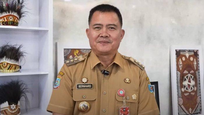 Pj Bupati Maybrat Bernhard E Rondonuwu.