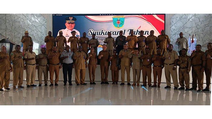 Foto bersama usai ibadah syukuran 1 tahun pelaksanaan tugas dan perpanjangan masa jabatan Bernhard Rondonuwu sebagai Penjabat (Pj) Bupati Maybrat di Gedung Samusiret, Kumurkek, Distrik Aifat, Kabupaten Maybrat, Papua Barat Daya, Selasa (29/8/2023).