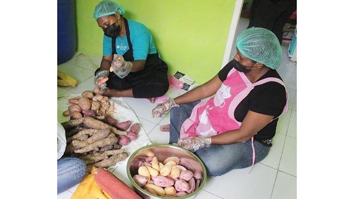 Proses produksi Sinagi Papua menggunakan baku lokal seperti umbi-umbian, petatas, hingga sagu.