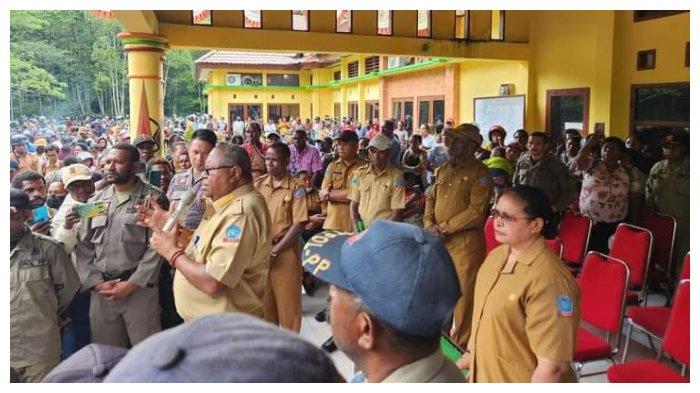 Bupati Sorong Selatan, Samsudin Anggiluli saat menemui ratusan pencaker Sorong Selatan