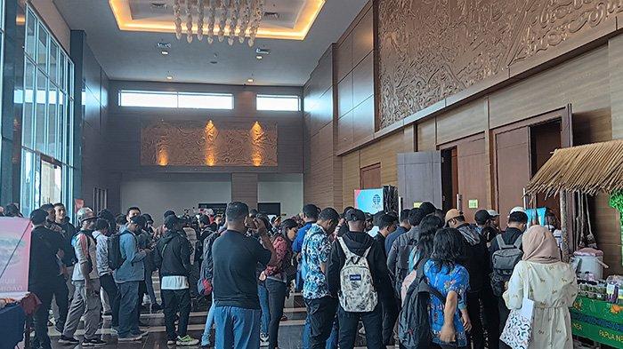 Pencaker di Papua Barat Daya geruduk Aimas Hotel and Convention Centre karena ada Job Fair.