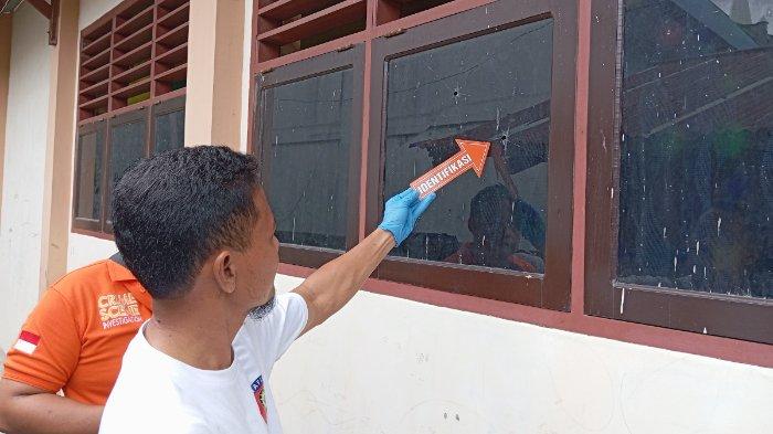 Tim INAFIS Polresta Sorong Kota melakukan olah TKP di lokasi dugaan teror penembakan di SD Negeri 38, Kota Sorong.
