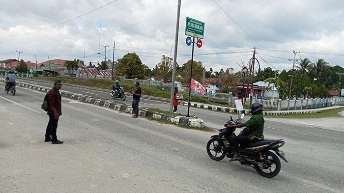 Sejumlah aktivis mahasiswa di Sorong Selatan galang dana untuk korban bencana banjir.