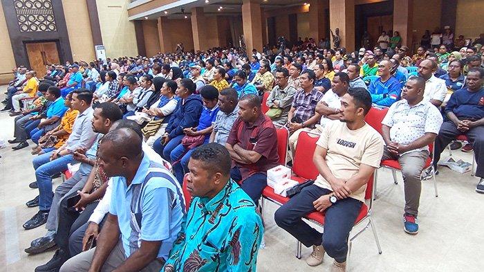 Penjabat Gubernur Papua Barat Daya Mohammad Musa'ad memberi arahan kepada seluruh Aparatur Sipil Negara (ASN) bertempat di gedung Lambertus Jitmau Jumat (22/9/2023).
