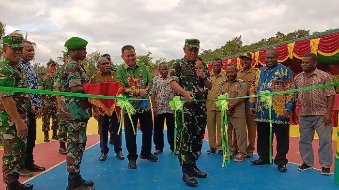 Momen Pangdam XVIII/Kasuari saat menggunting pita peresmian lapangan basket Bernhard Rondonuwu di kampung Konja.