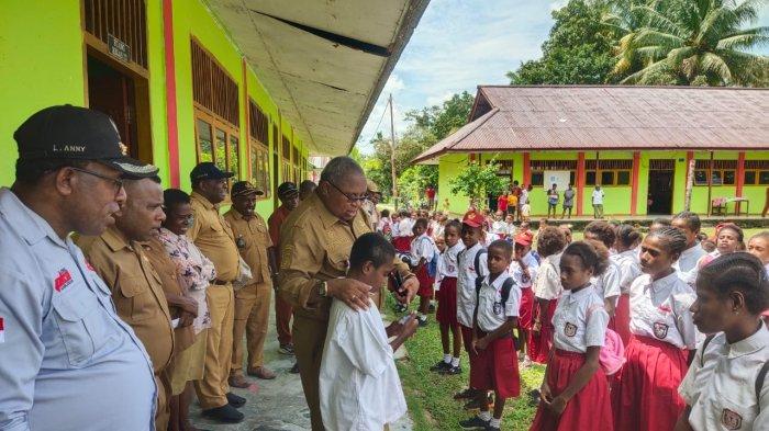 Bupati Sorong Selatan, Samsudin Anggiluli saat menemui siswa di Distrik Konda