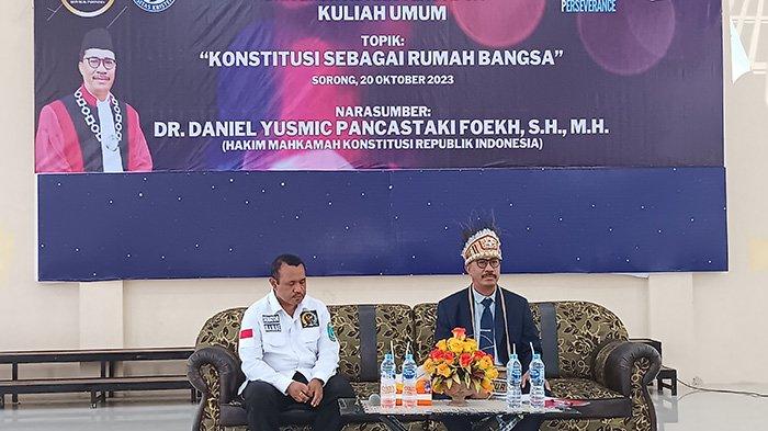 Anggota DPD RI Mamberob Rumakiek bersama Mahkamah Konstitusi Republik Indonesia Daniel Yusmic Pancastaki Foekh saat memberikan kuliah umum di UKiP Sorong.