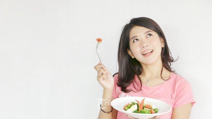 Ilustrasi konsumsi makan sehat dengan tambahan minyak zaitun.