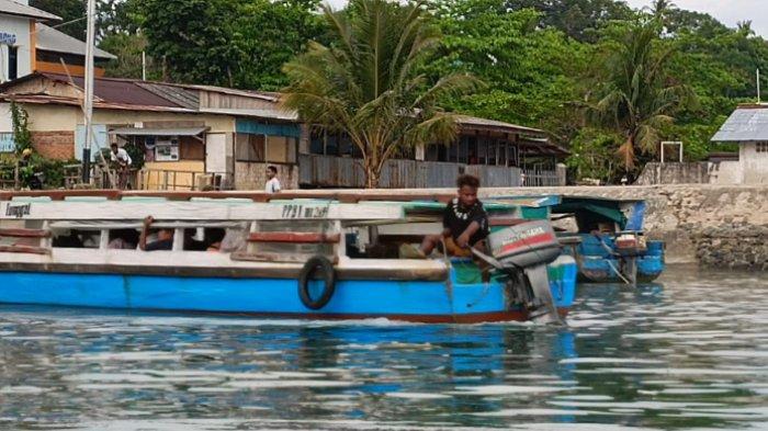 Juru mudi kapal wisata menuju Pulau Doom di Kota Sorong mengangkut penumpang.