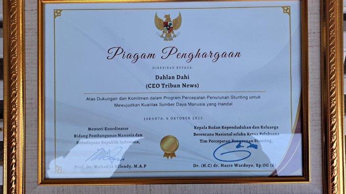 Penghargaan Pemerintah RI diserahkan Wapres KH Ma'ruf Amien atas Dukungan dan Komitmen Dalam Program Percepatan Penurunan Stunting untuk Mewujudkan Kualitas Sumber Daya Manusia yang Andal kepada CEO Tribun Network Dahlan Dahi, di Istana Wapres, Jumat (6/10/2023) sore