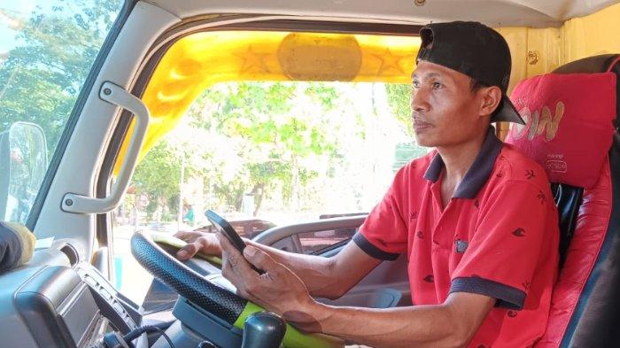Sopir truk bernama Nano curhat bahwa dirinya antre BBM jenis solar sejak pukul 04.00 WIT dini hari tadi.
