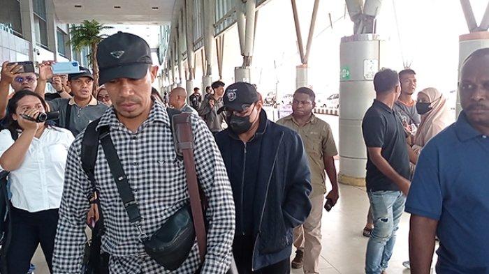KPKn menggiring Pj Bupati Sorong Yan Piet Mosso di Bandara DEO Sorong menuju Gedung KPK, Senin (13/11/2023).