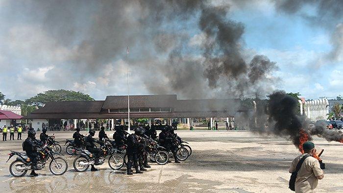 Simulasi Sispamkota oleh Polres Sorong dalam rangka pengamanan Pemilu Tahun 2024 di Kabupaten Sorong, Papua Barat Daya, Selasa (21/11/2023).