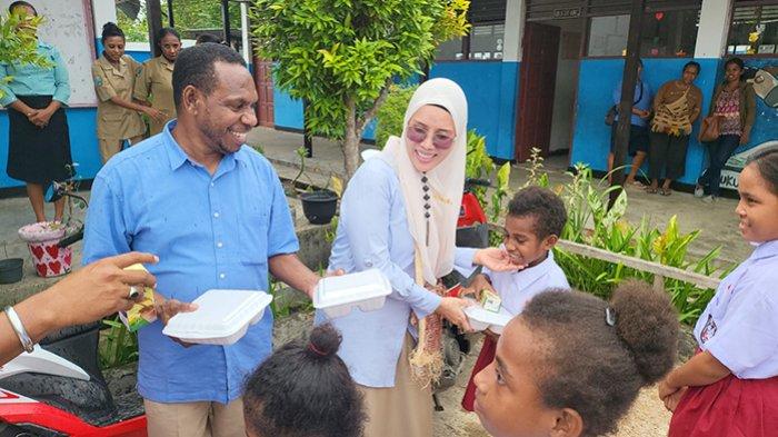 Ketua DPD Partai Gerindra Papua Barat Daya Oktasari Sabil sedang memberikan makanan dan susu gratis kepada ratusan anak sekolah dasar (SD) yang ada di Kota Sorong, Selasa (28/11/2023).