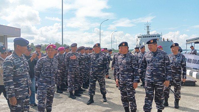 Penyambutan Pangkoarmada III Baru Laksda TNI Hersan dan Mantan Pangkoarmada III Laksamana Muda TNI Rachmad Jayadi, Kabupaten Sorong, Selasa (28/11/2023).