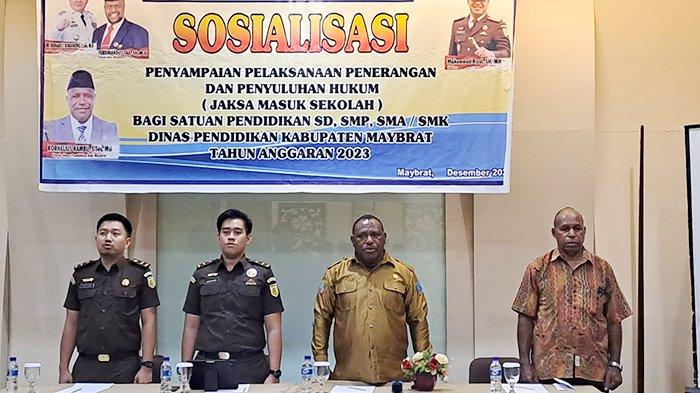 Kepala Dinas Pendidikan Maybrat Kornelius Kambu (dua dari kanan) bersama jajaran dari Kejaksaan Negeri Sorong membuka Sosialisasi Jaksa Masuk Sekolah di sebuah Ayla City Hotel, Kota Sorong, Papua Barat Daya, Selasa (28/11/2023).