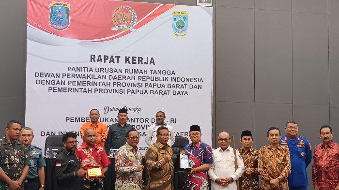Foto bersama sekaligus penyerahan plakat usai dilaksanakan rapat kerja bersama DPD RI.